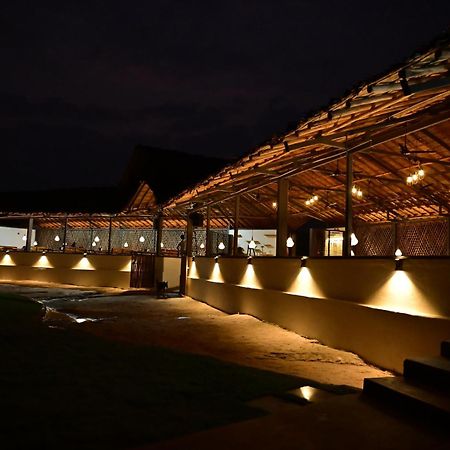 The Hampi Cafe Hotel Buitenkant foto