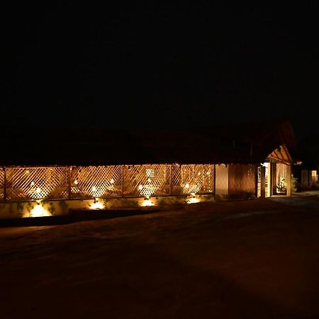 The Hampi Cafe Hotel Buitenkant foto