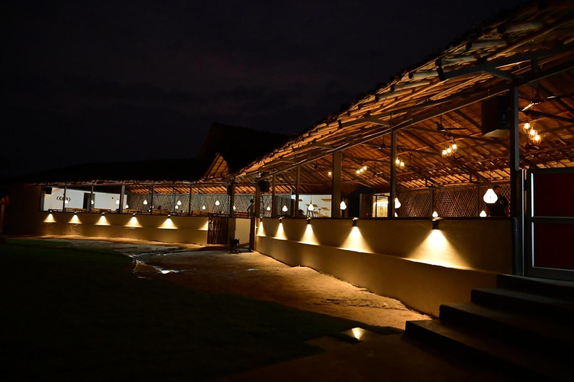 The Hampi Cafe Hotel Buitenkant foto