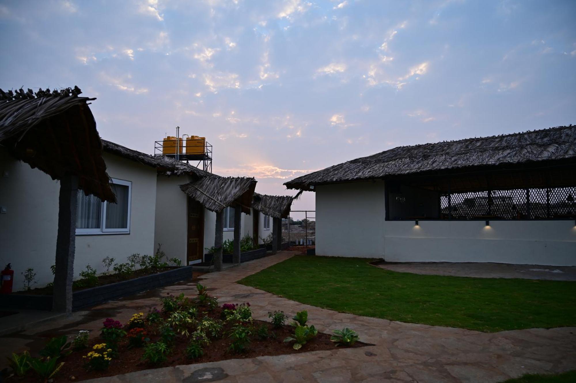 The Hampi Cafe Hotel Buitenkant foto