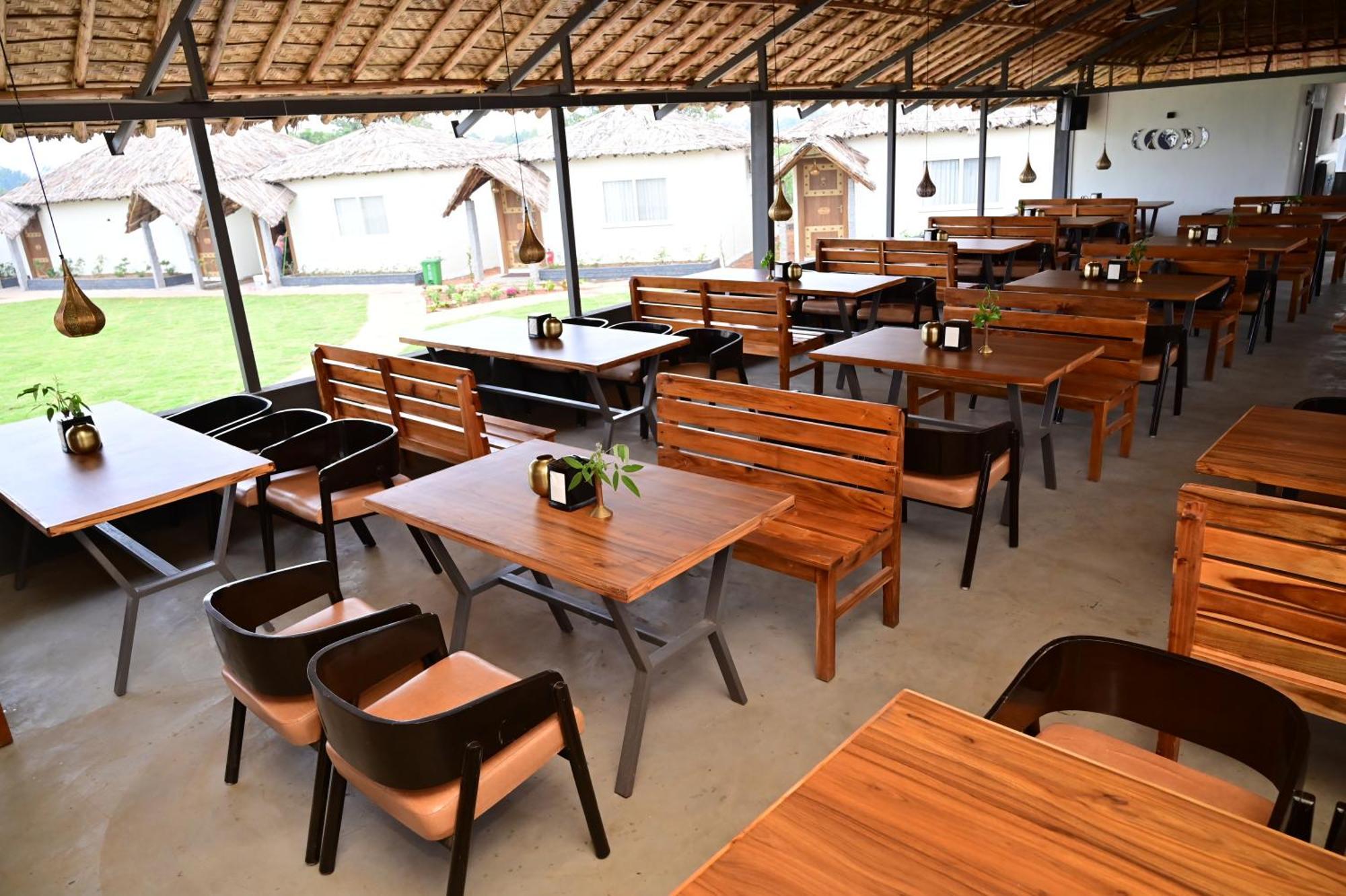 The Hampi Cafe Hotel Buitenkant foto