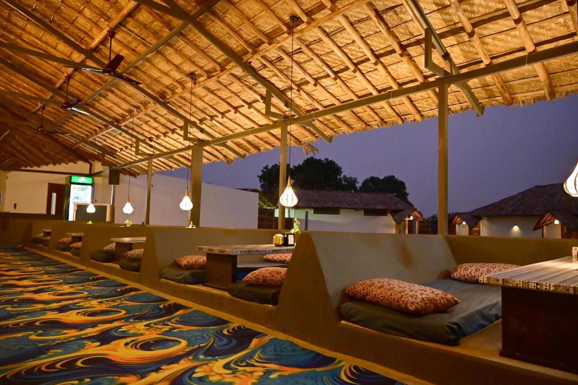 The Hampi Cafe Hotel Buitenkant foto
