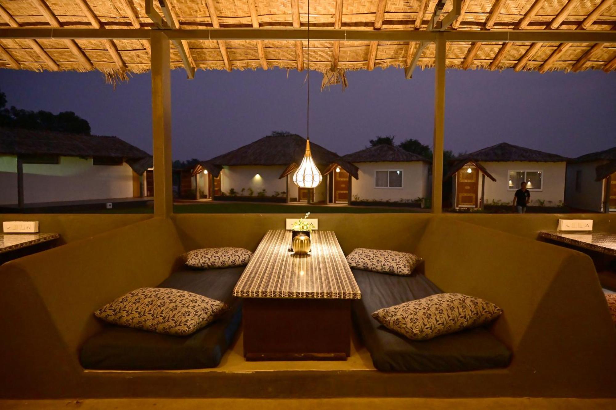 The Hampi Cafe Hotel Buitenkant foto
