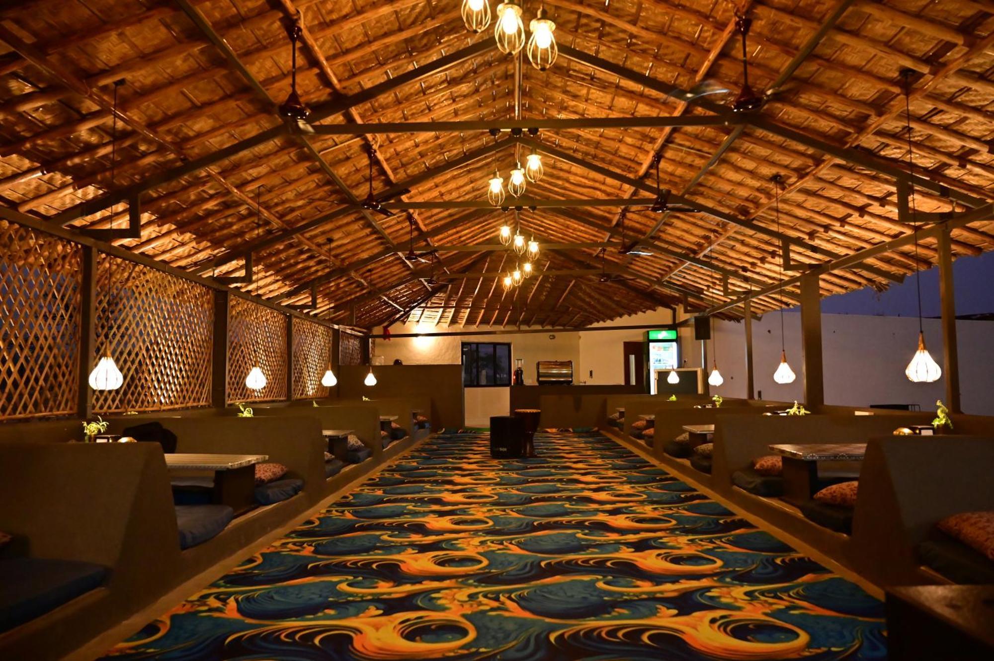 The Hampi Cafe Hotel Buitenkant foto