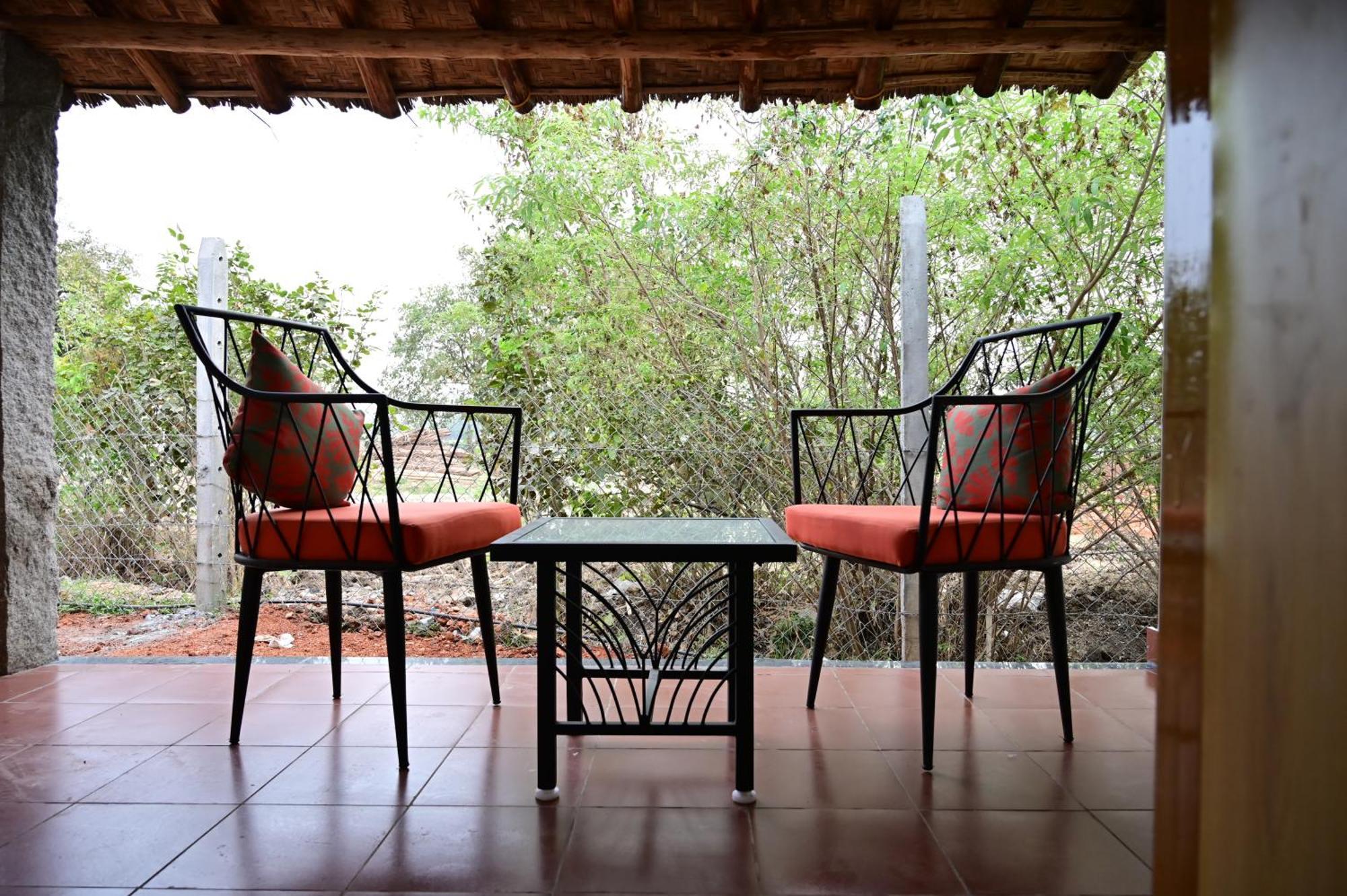 The Hampi Cafe Hotel Buitenkant foto
