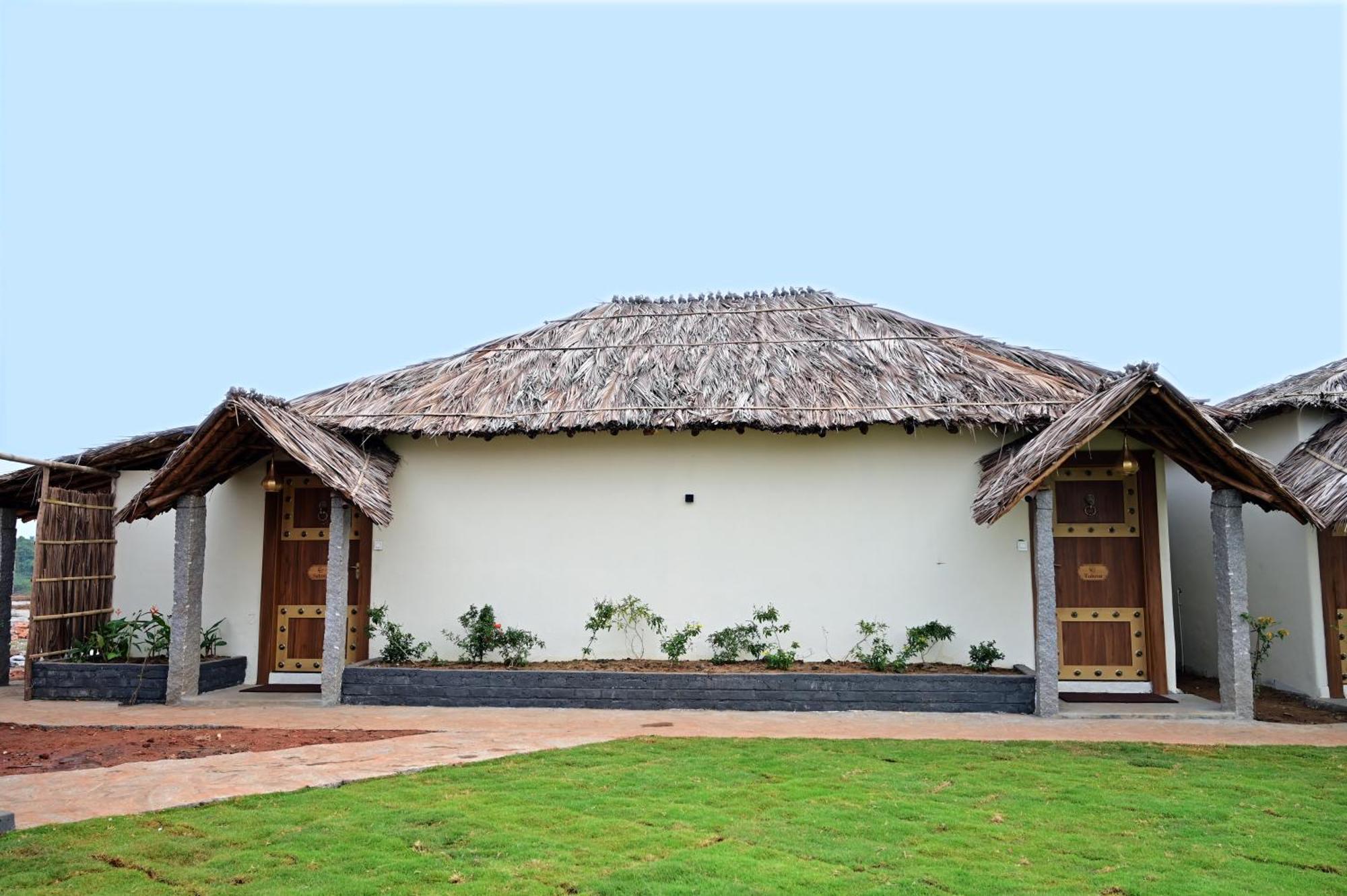 The Hampi Cafe Hotel Buitenkant foto