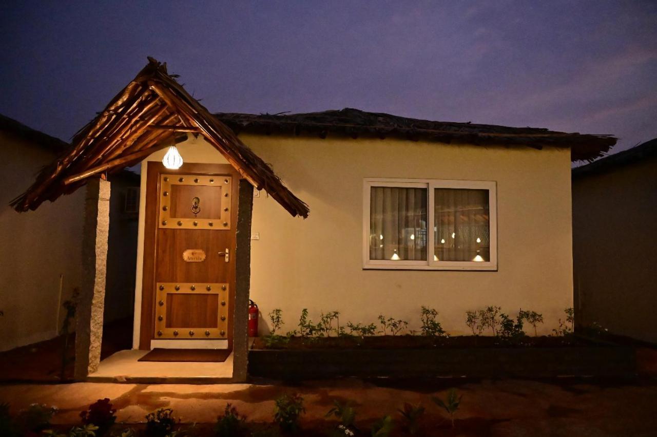 The Hampi Cafe Hotel Buitenkant foto